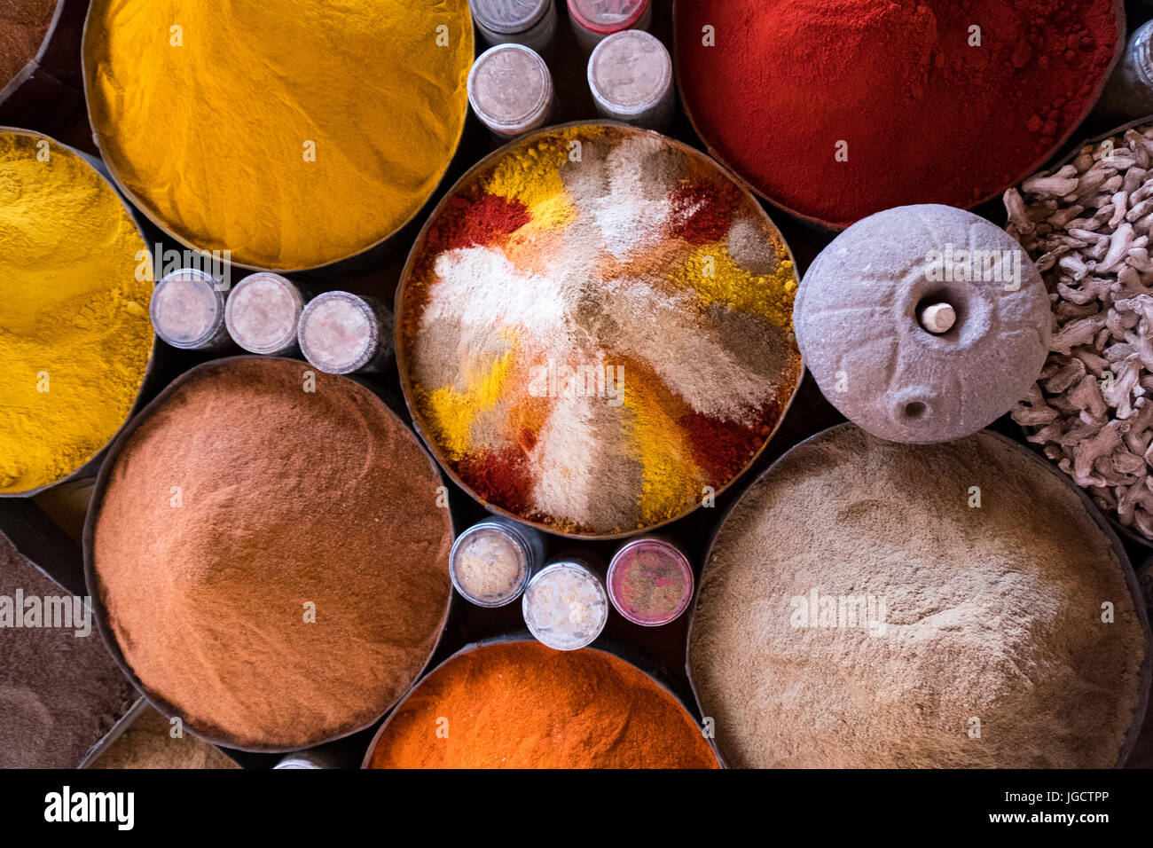 Draufsicht der Gewürze auf einem Markt, Marokko Stockfoto