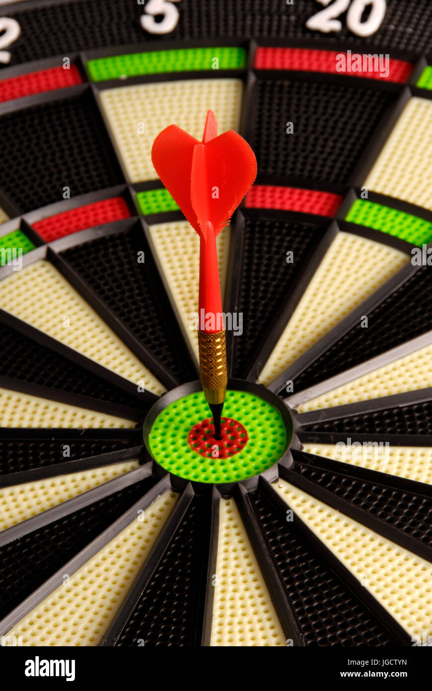 roter Pfeil trifft ins Schwarze, Erfolgskonzept Stockfoto