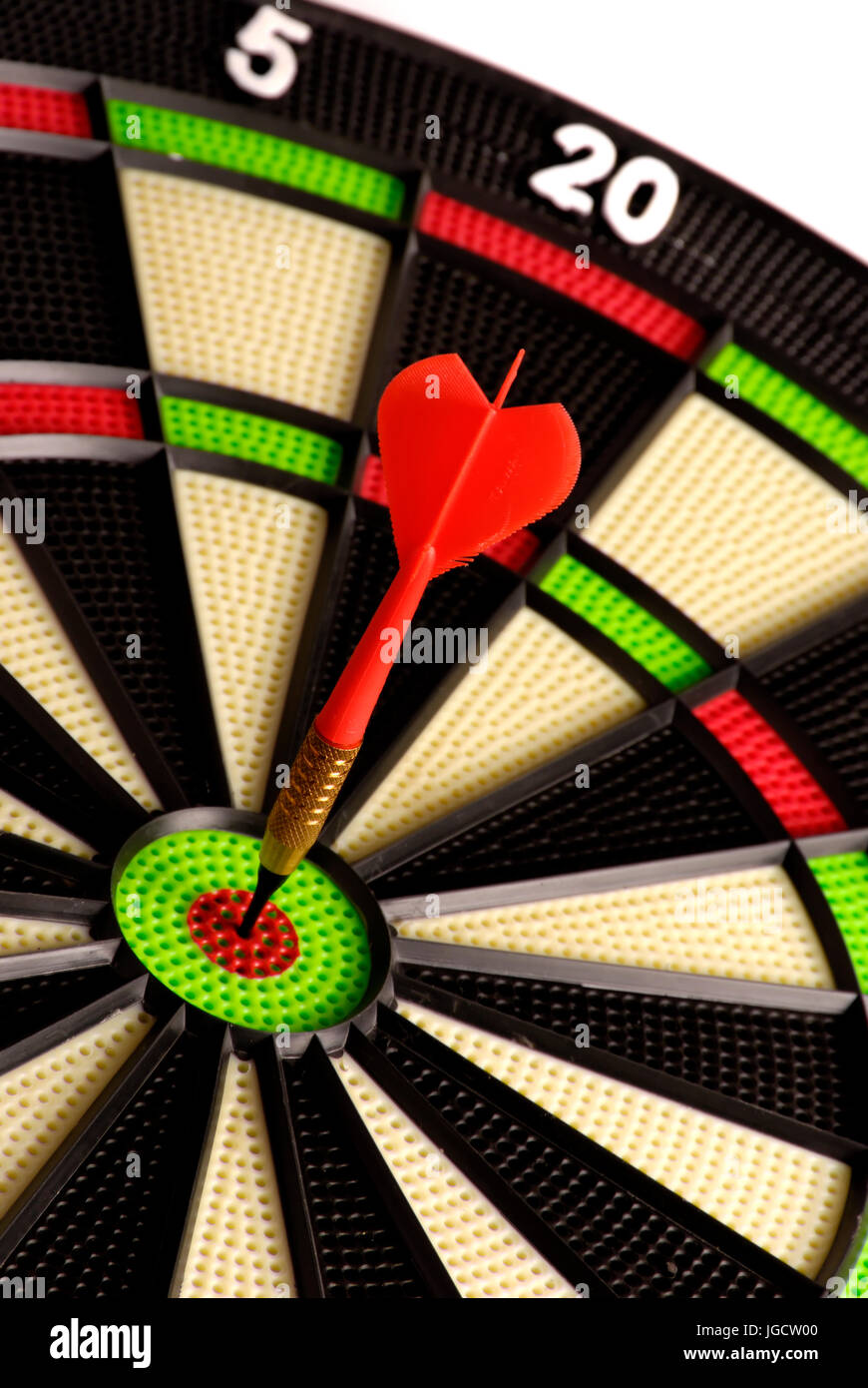 roter Pfeil trifft ins Schwarze, Erfolgskonzept Stockfoto