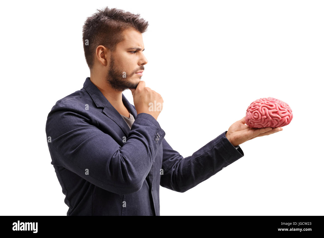 Nachdenklicher Mann betrachtet man ein Gehirn Modell isoliert auf weißem Hintergrund Stockfoto