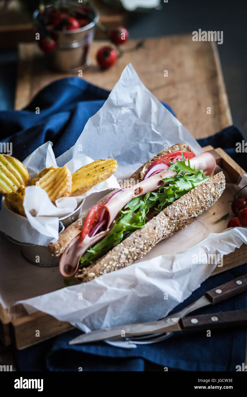 Schinken-Sandwich und Kartoffel Pommes frites Stockfoto