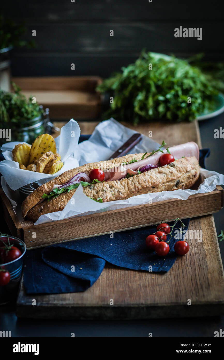 Schinken-Sandwich und Kartoffel Pommes frites Stockfoto