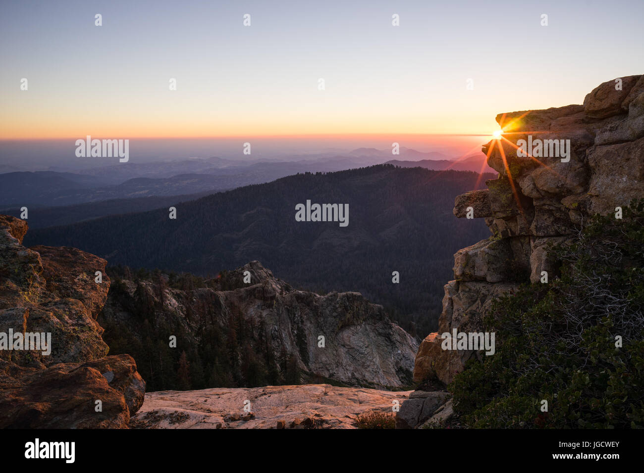 Sonnenuntergang über Sequoia National Forest aus Gr. Baldy, California, Amerika, USA Stockfoto