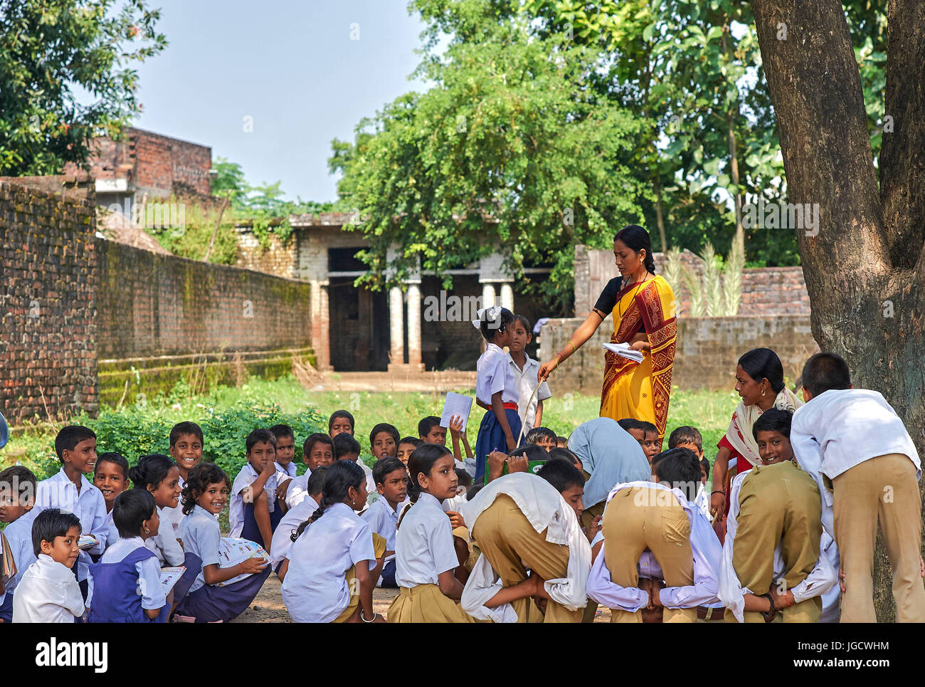 Open-Air-Schule in der Nähe von Chhapaiya, Faizabad, Uttar Pradesh, Indien, Asien Stockfoto