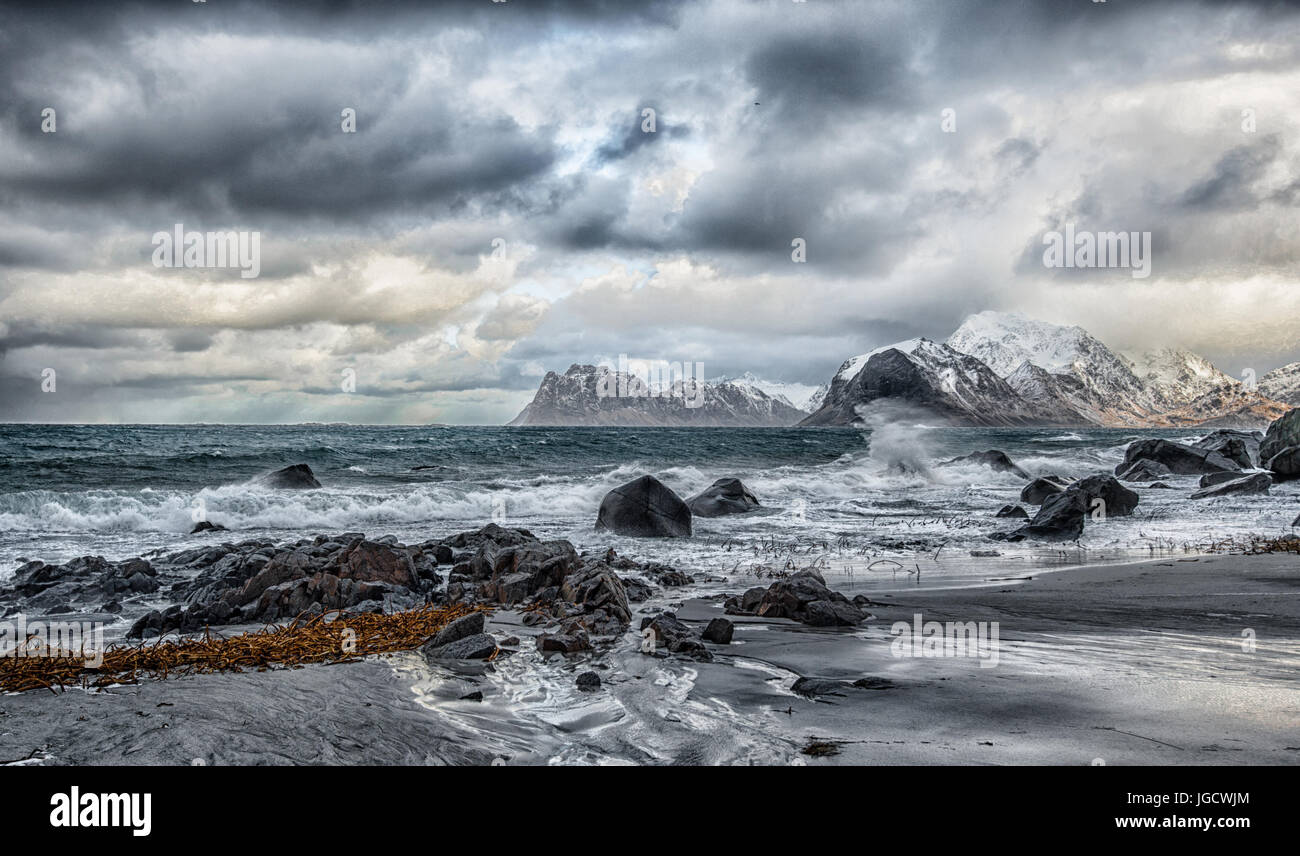 Stürmischer See am Vestvagoy Strand, Flakstad, Lofoten, Nordland, Norwegen Stockfoto