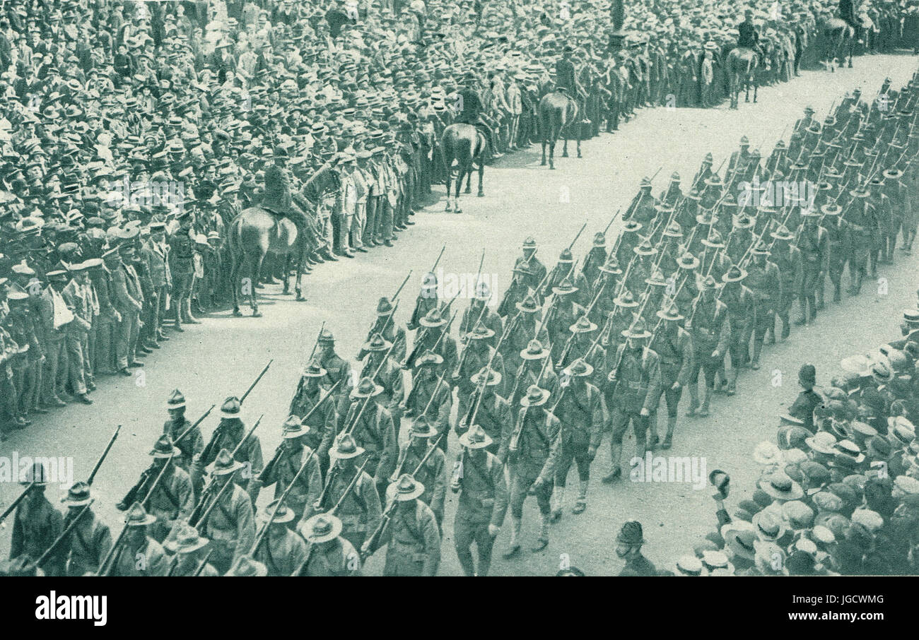 US-Truppen marschieren durch London, Buckingham Palace, 15. August 1917 Stockfoto