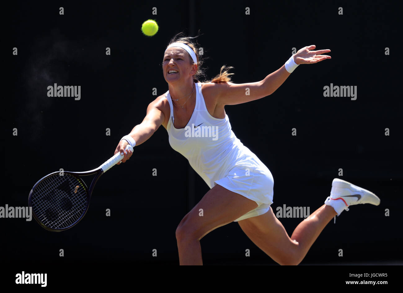 Victoria Azarenka in Aktion gegen Elena Vesnina am dritten Tag der Wimbledon Championships in The All England Lawn Tennis and Croquet Club, Wimbledon. Stockfoto