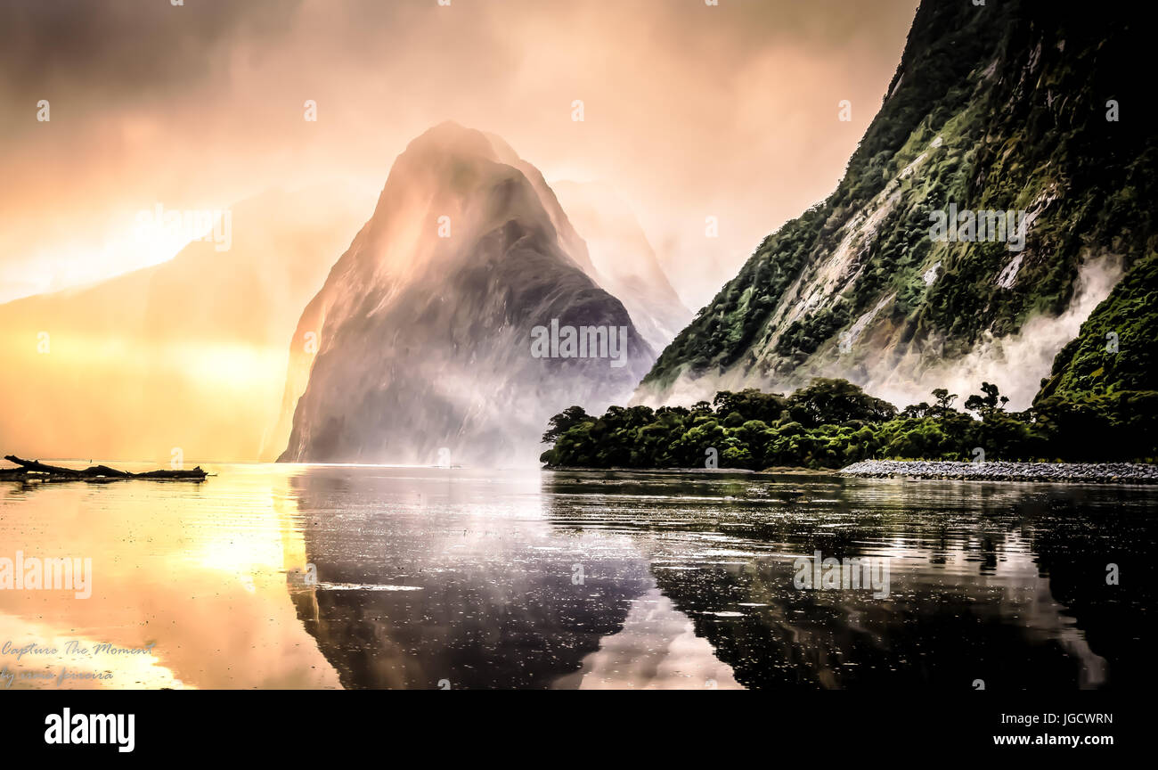 Milford Sound Nebel bei Sonnenuntergang, Südinsel, Neuseeland Stockfoto Milford Sound Nebel bei Sonnenuntergang, Südinsel, Neuseeland Stockfoto