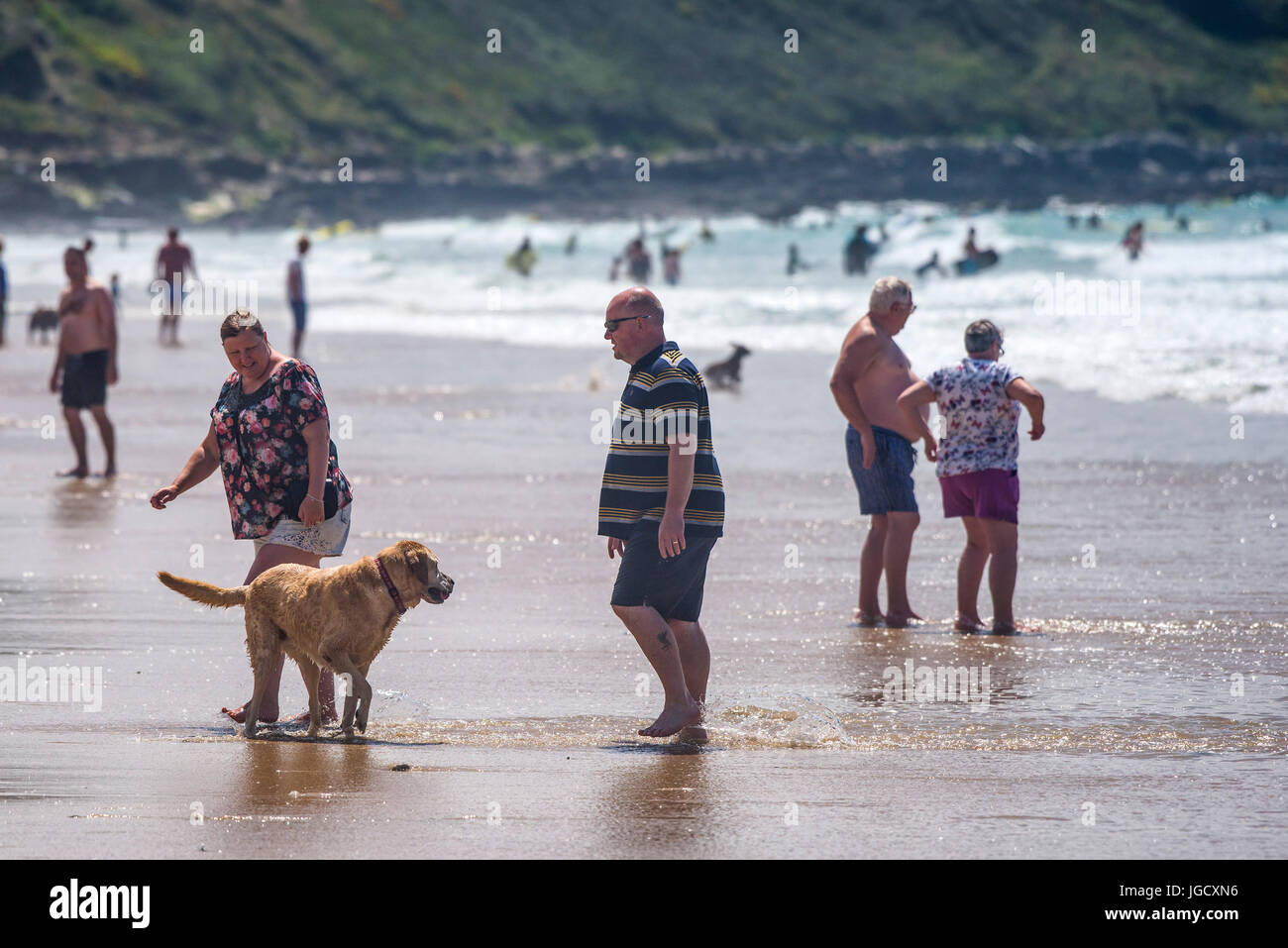 Die Leute am Strand. Urlauber entspannen auf den Fistral Beach in Newquay, Cornwall. Stockfoto