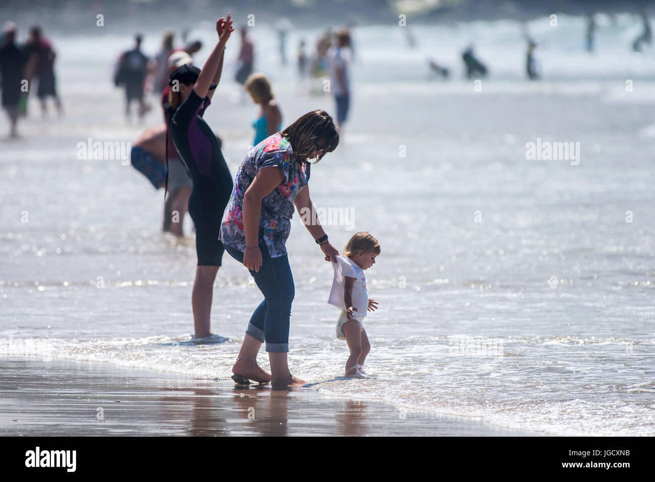 Menschen am Strand.  Urlauber, die Entspannung am Fistral Strand in Newquay, Cornwall. Stockfoto