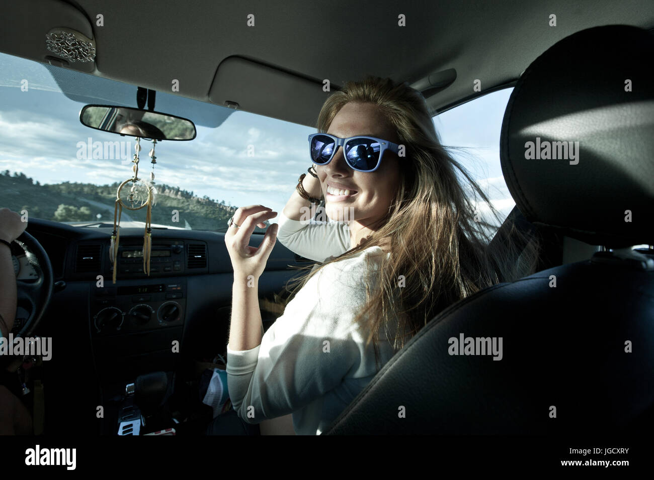 Zwei Frauen fahren in einem Auto auf einem Roadtrip Stockfoto