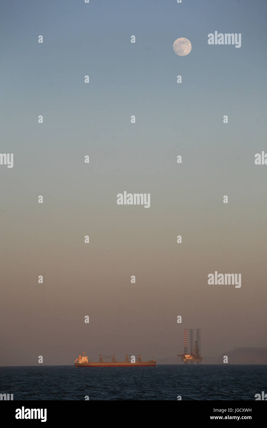 Hartlepool Parlamentswahlen 2017 Schiffe bewegte Vergangenheit Öl Bohrinseln vor der Küste von Redcar, UK. Stockfoto