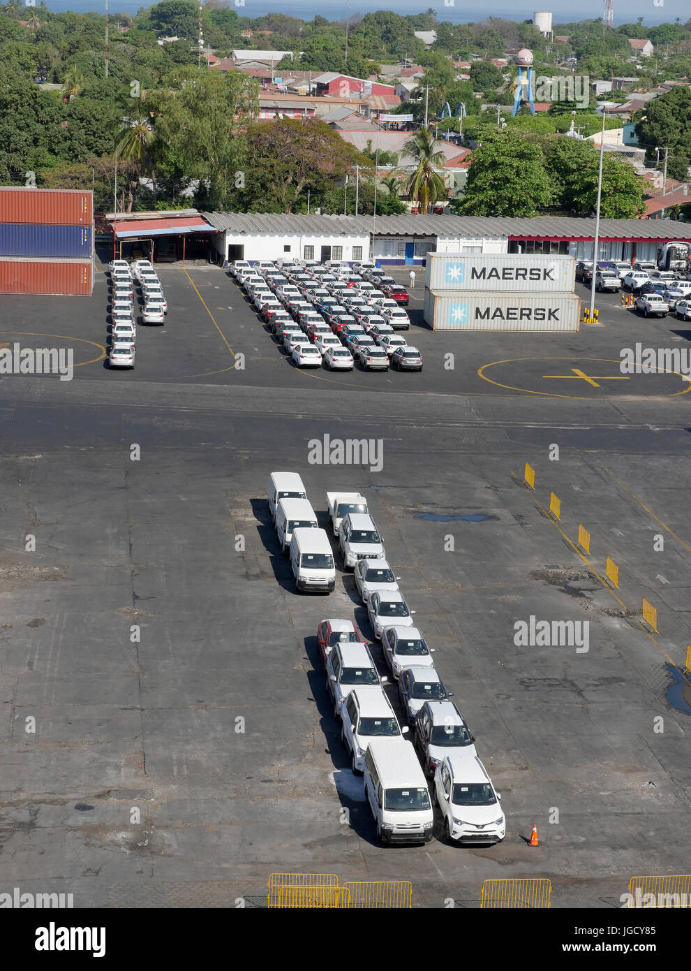 Fahrzeug importiert, Pkw und Transporter aufgereiht am Hafen von Corinto Nicaragua Stockfoto