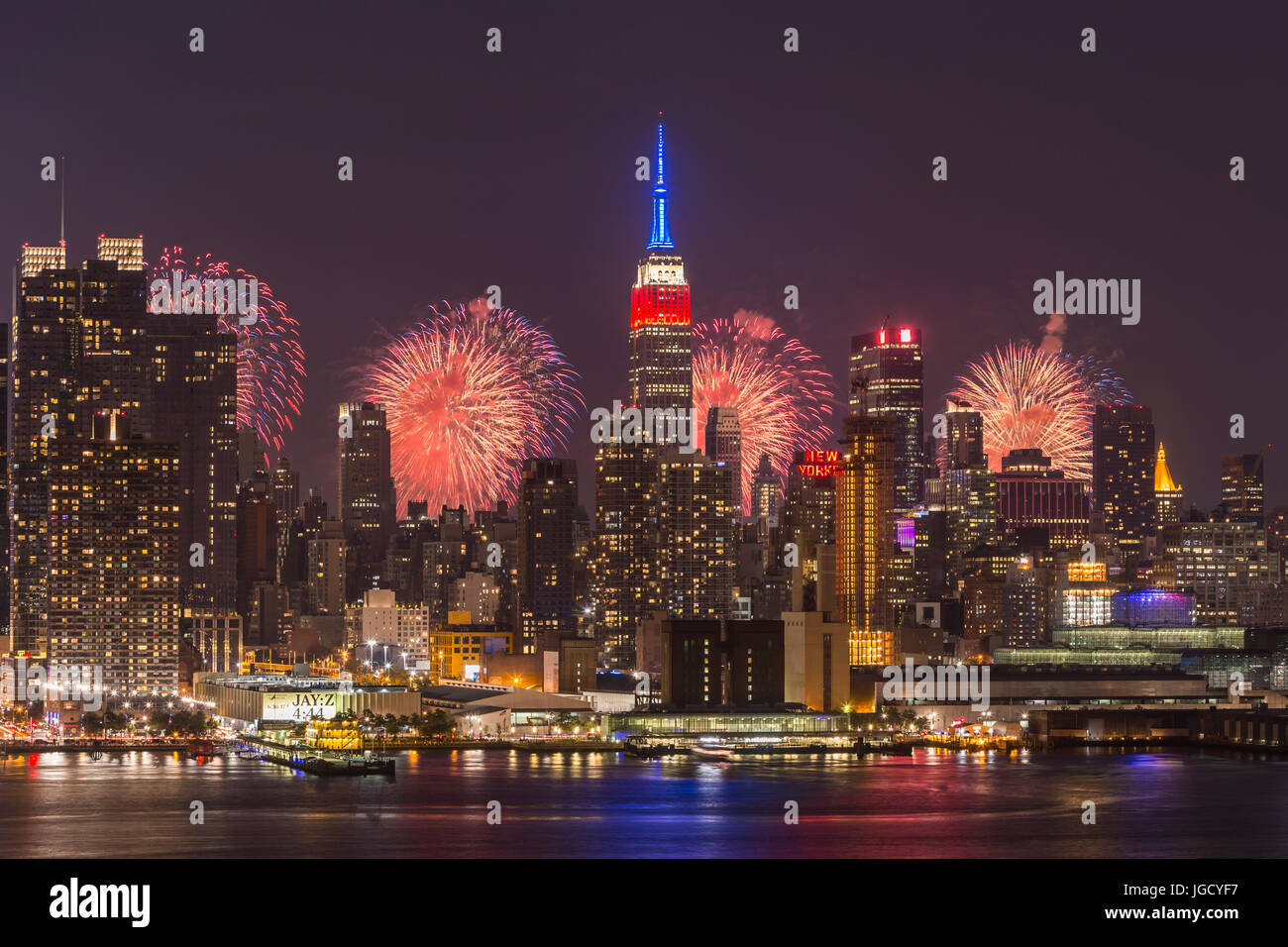 Die jährlichen Macy Feuerwerk Fourth Of July Lichter am Himmel hinter der Skyline von Manhattan in New York City wie aus über den Hudson River zu sehen. Stockfoto