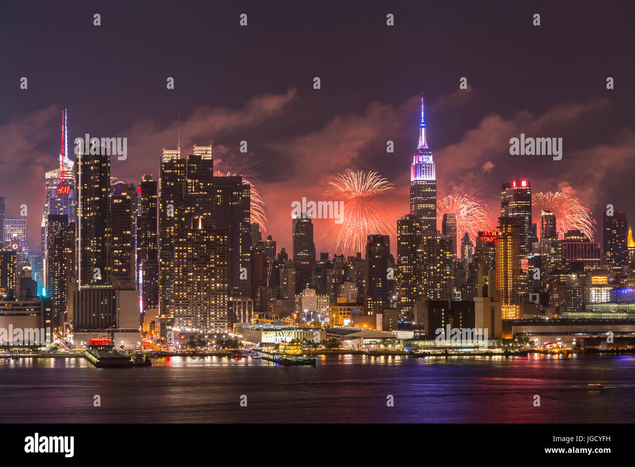 Die jährlichen Macy Feuerwerk Fourth Of July Lichter am Himmel hinter der Skyline von Manhattan in New York City wie aus über den Hudson River zu sehen. Stockfoto