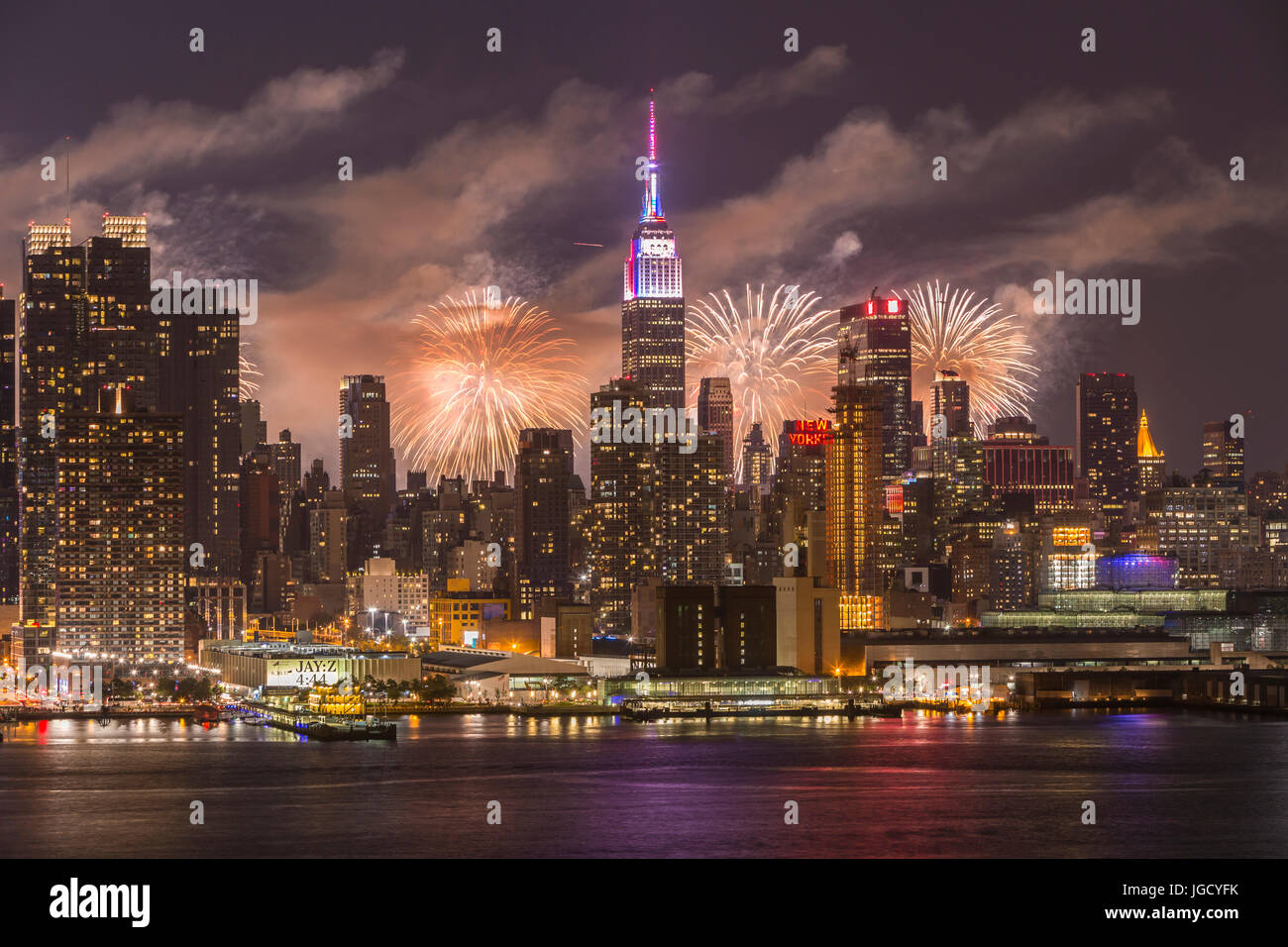 Die jährlichen Macy Feuerwerk Fourth Of July Lichter am Himmel hinter der Skyline von Manhattan in New York City wie aus über den Hudson River zu sehen. Stockfoto