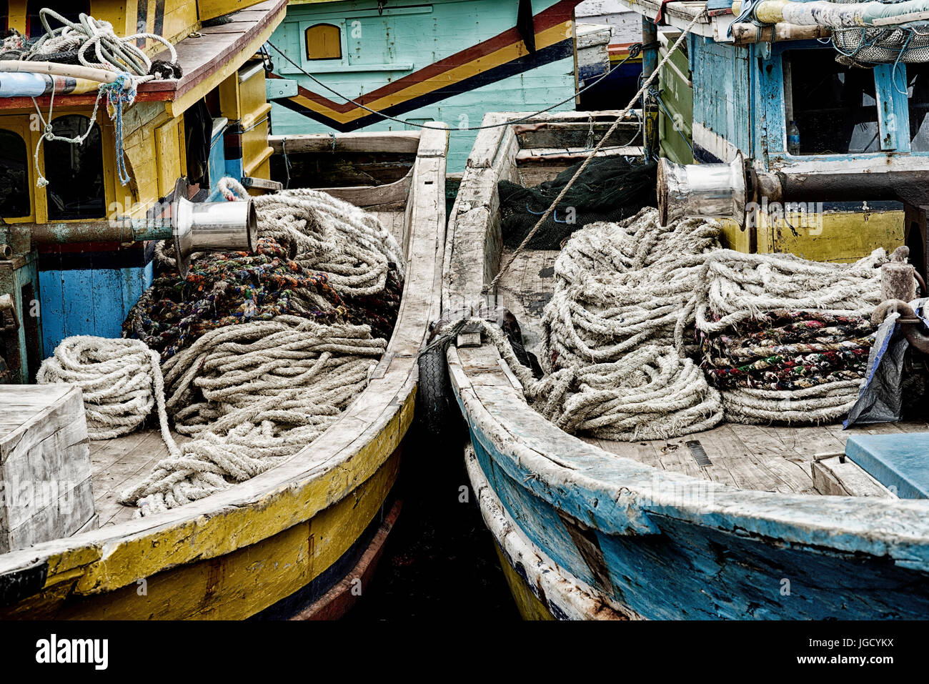Winden und gewickelte Seile auf alten Woden Angelboote/Fischerboote Stockfoto