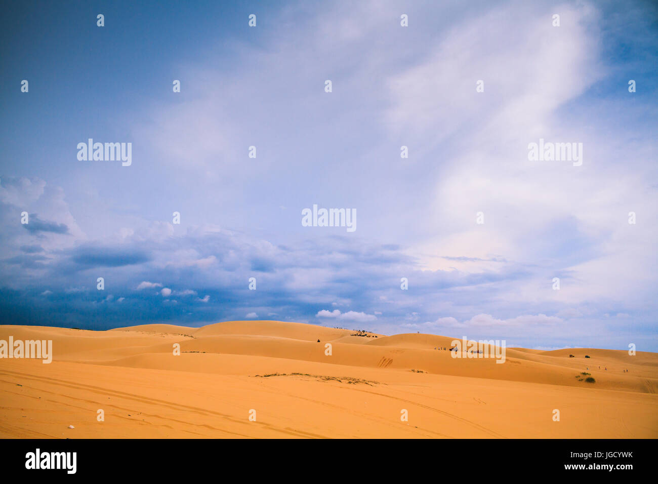 Sonniger Tag mit blauem Himmel und Wolken auf Sand Düne (Weiße Wüste) in Mui Ne Vietnam. Stockfoto