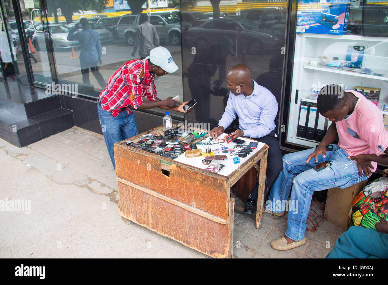 Handy-Repaire, Maputo, Mosambik Stockfoto