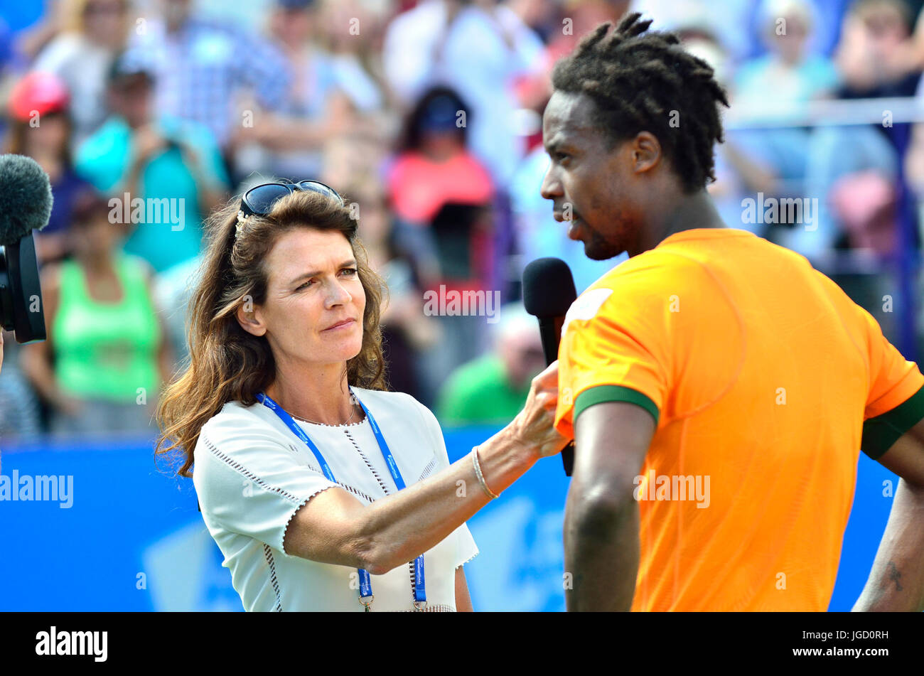 Annabel Croft, ehemalige britische Nr. 1 Tennisspieler, Interviews mit Gael Monfils auf dem Centrecourt nach dem Finale der Aegon International Eastbourne 2017 Stockfoto