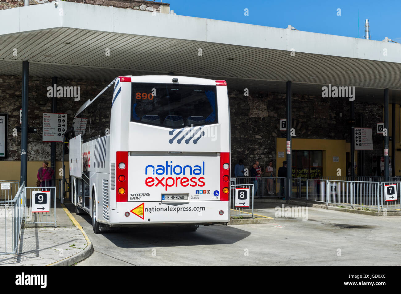 National Express Volvo Bus am Busbahnhof Cork, Cork, Irland, bildet die 890 Eurolines Service nach London, Großbritannien. Stockfoto