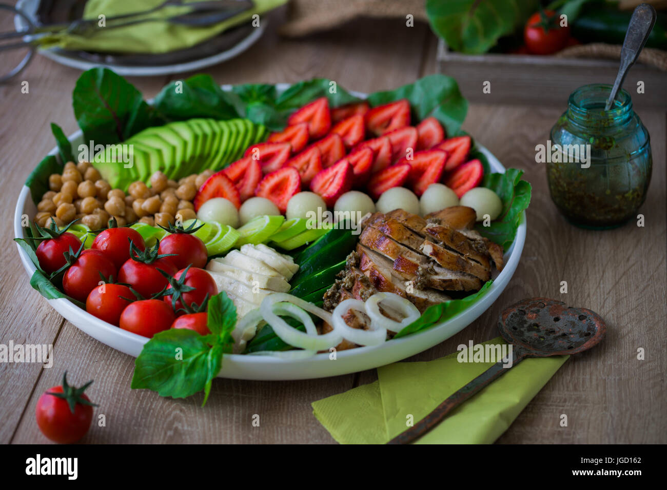 Warmem Gegrilltem Hahnchen Salat Mit Erdbeeren Melonenkugeln Zwiebelringe Tomaten Mangold Erbsen Kase Gurke Avocado Blatter Basilikum In Whit Stockfotografie Alamy