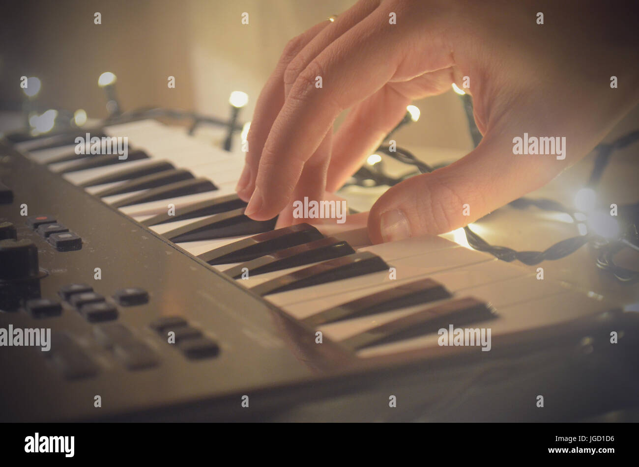 Die Hand der Frau Klavier oder Electone MIDI-Keyboard, elektronische Musik Synthesizer weiße und schwarze Taste zu spielen. Stockfoto