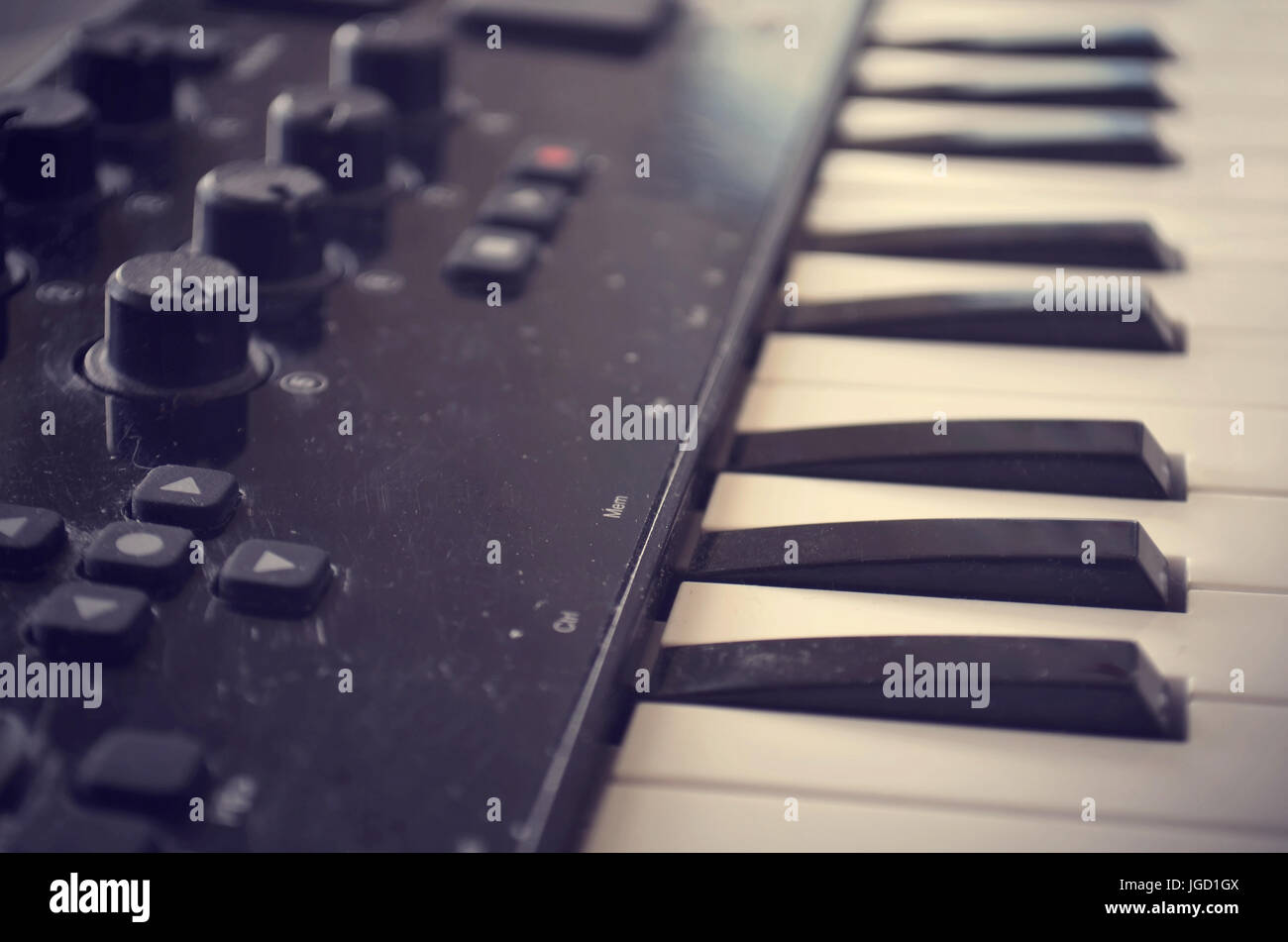 Klavier oder Electone MIDI-Keyboard, elektronische Musik Synthesizer weißen und schwarzen Schlüssel. Vintage-Effekt, Instagram Filter Stil. Stockfoto