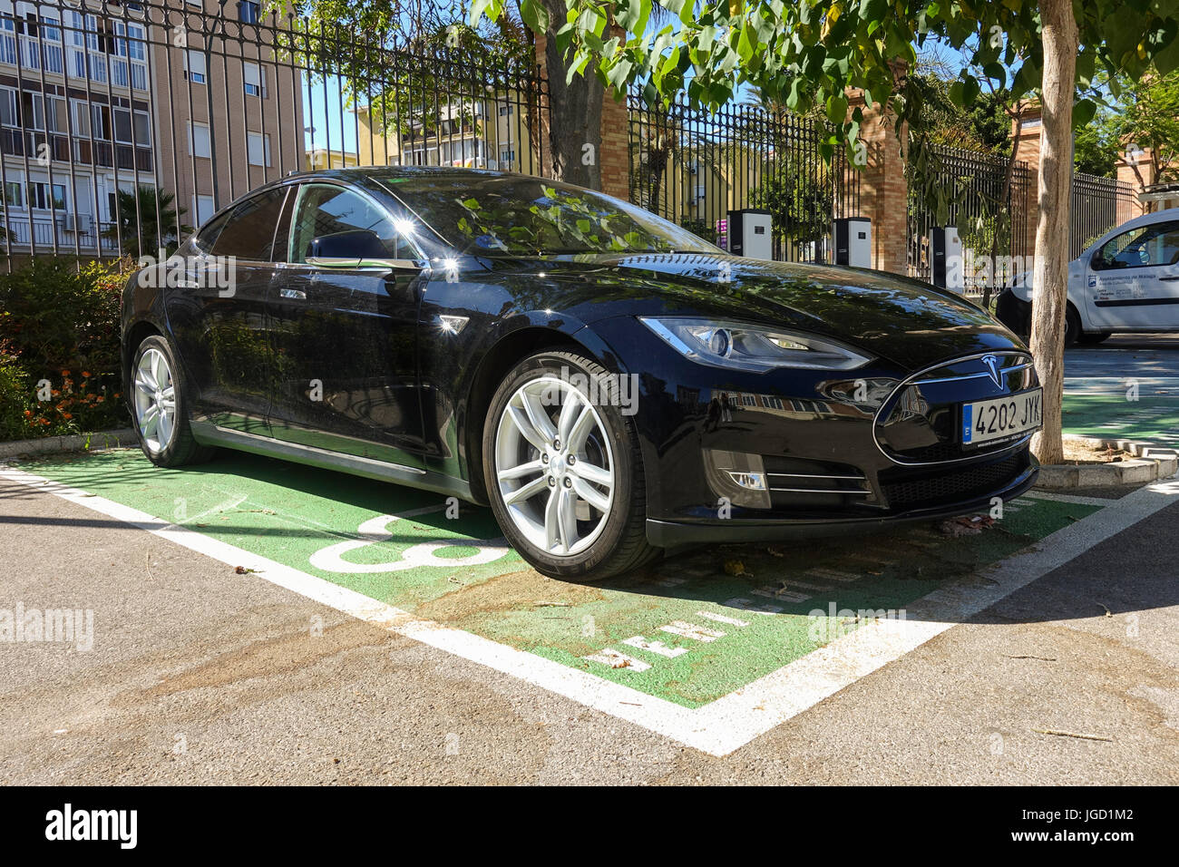 Tesla Auto, geparkt auf der Ladestation, Malaga, Spanien. Stockfoto