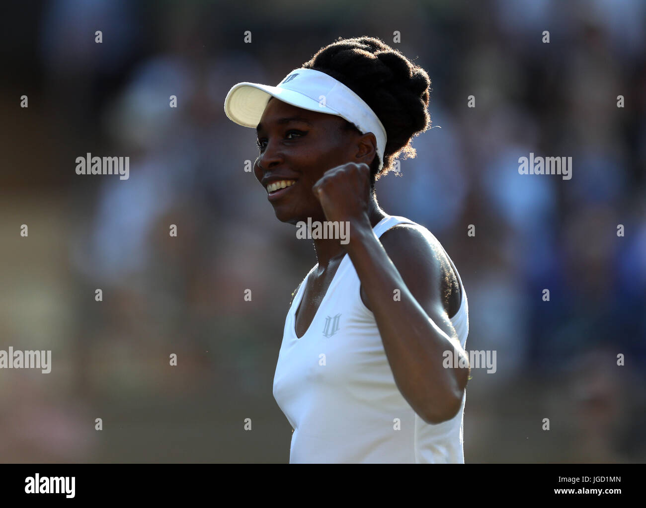 Venus Williams nach Sieg über Qiang Wang am dritten Tag der Wimbledon Championships in The All England Lawn Tennis and Croquet Club, Wimbledon. Stockfoto