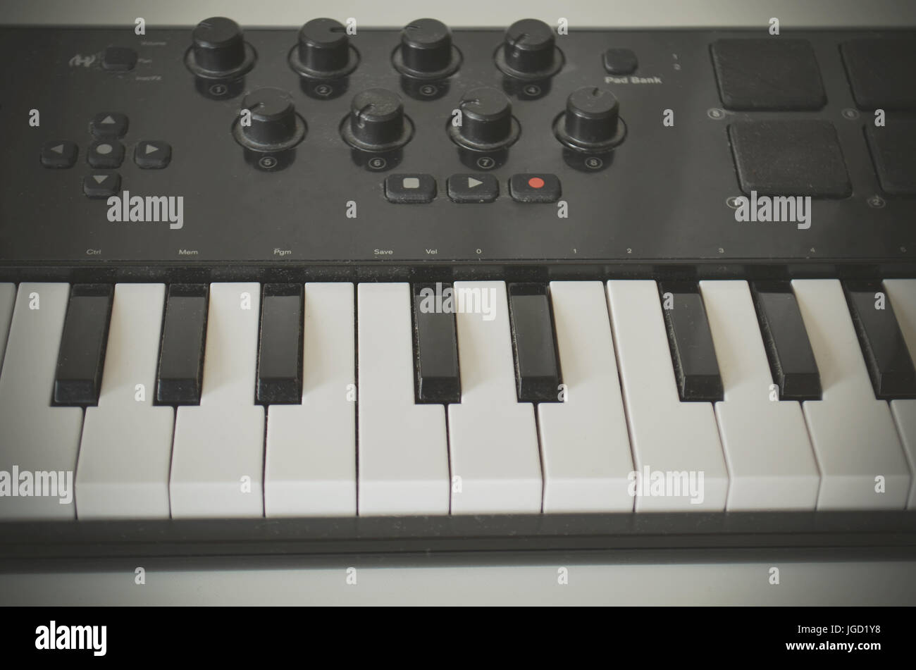 Die Hand der Frau Klavier oder Electone MIDI-Keyboard, elektronische Musik Synthesizer weiße und schwarze Taste zu spielen. Stockfoto