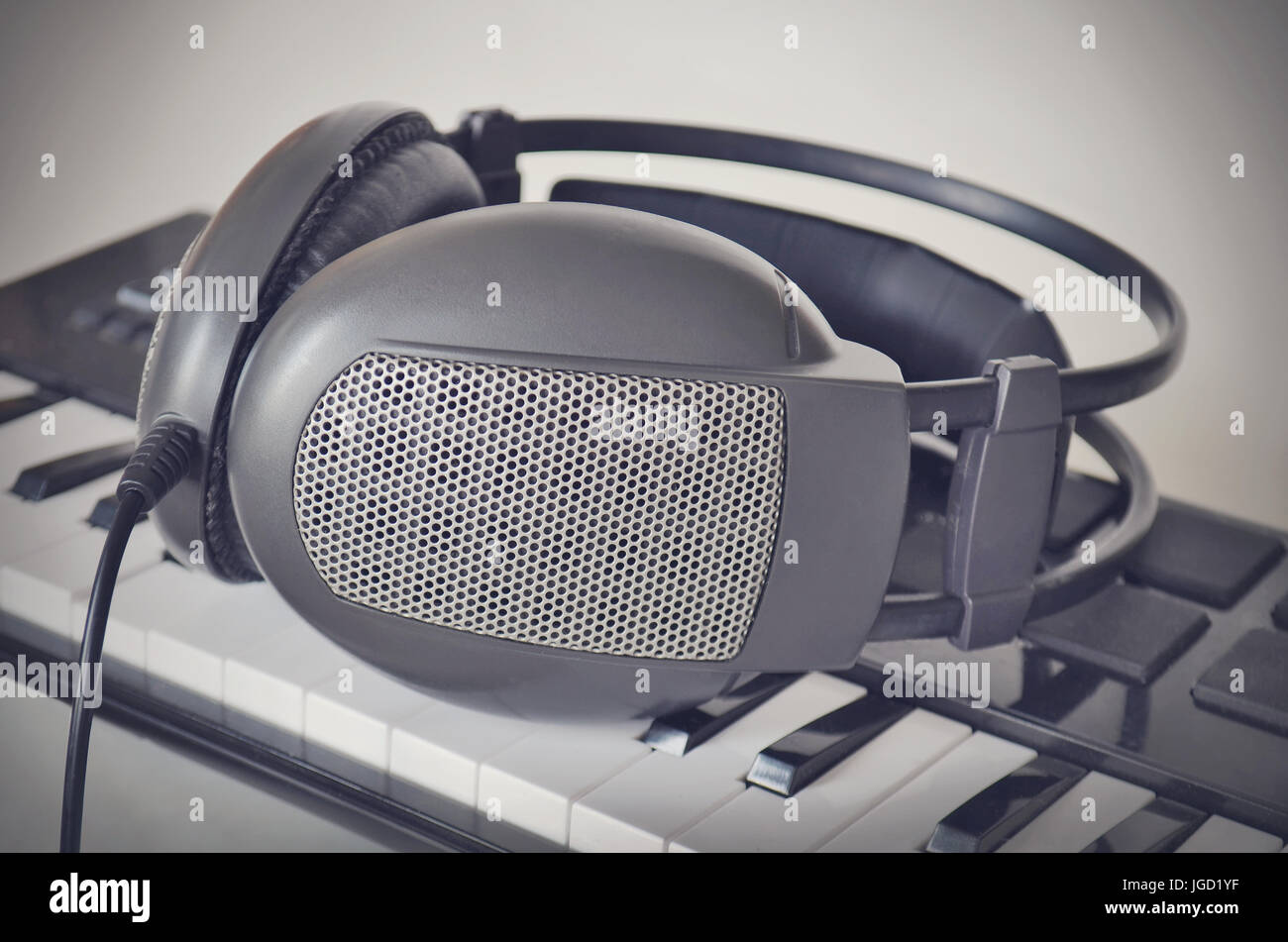 Kopfhörer auf Electone MIDI-Keyboard. Hautnah. Instagram-Filter-Stil. Stockfoto