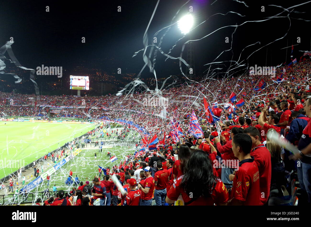 Medellin Fans im Stadion Atanasio Girardot, Kolumbien Stockfoto