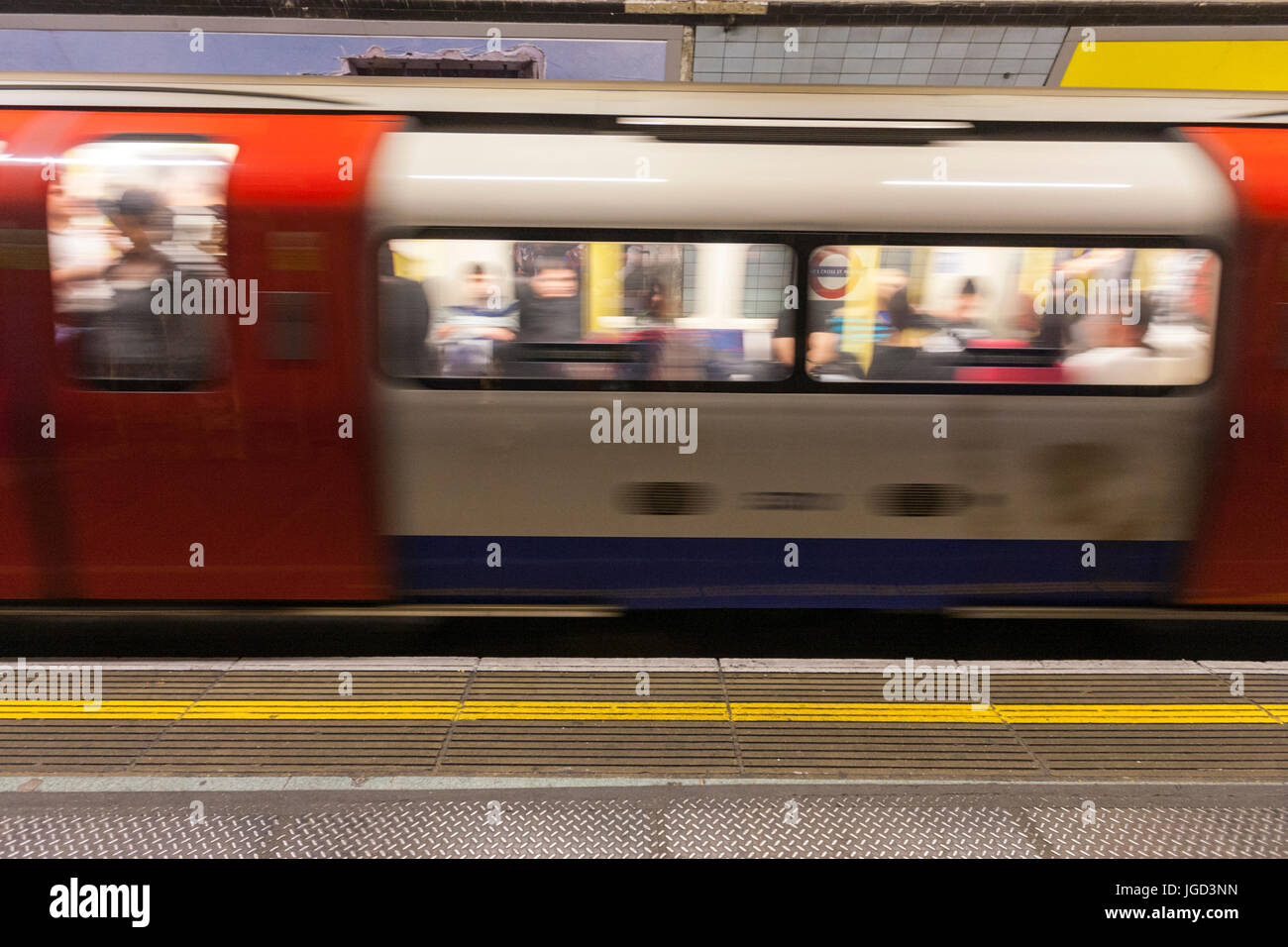 Rohr-Zug verlässt den Bahnhof, U-Bahn, Piccadilly Circus, London, England, UK Stockfoto