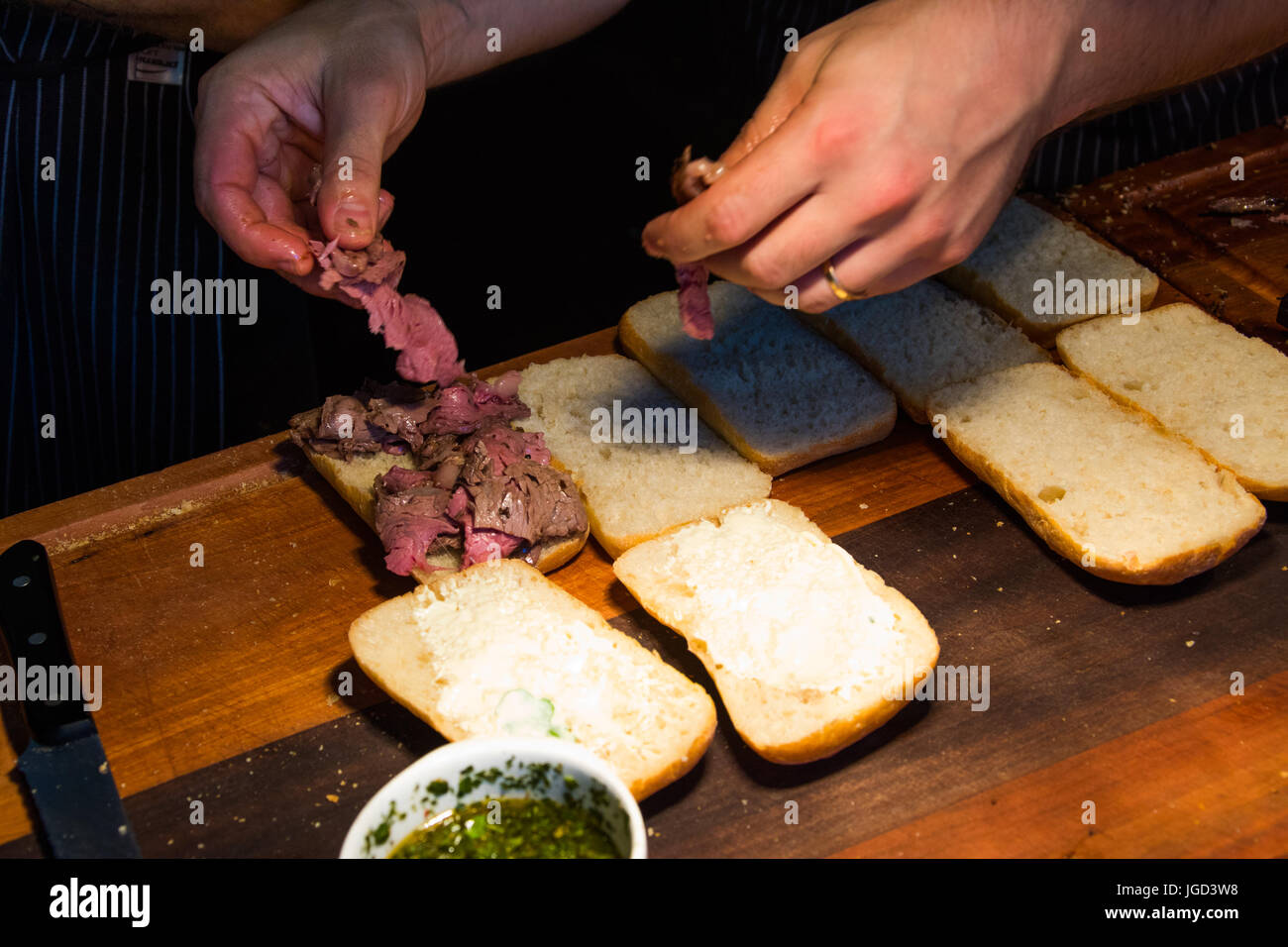 Prime Rib, Rucola und Knoblauch Mayo Sandwich in Fleisch und Brot Restaurant, Gastown, Vancouver, Kanada Stockfoto