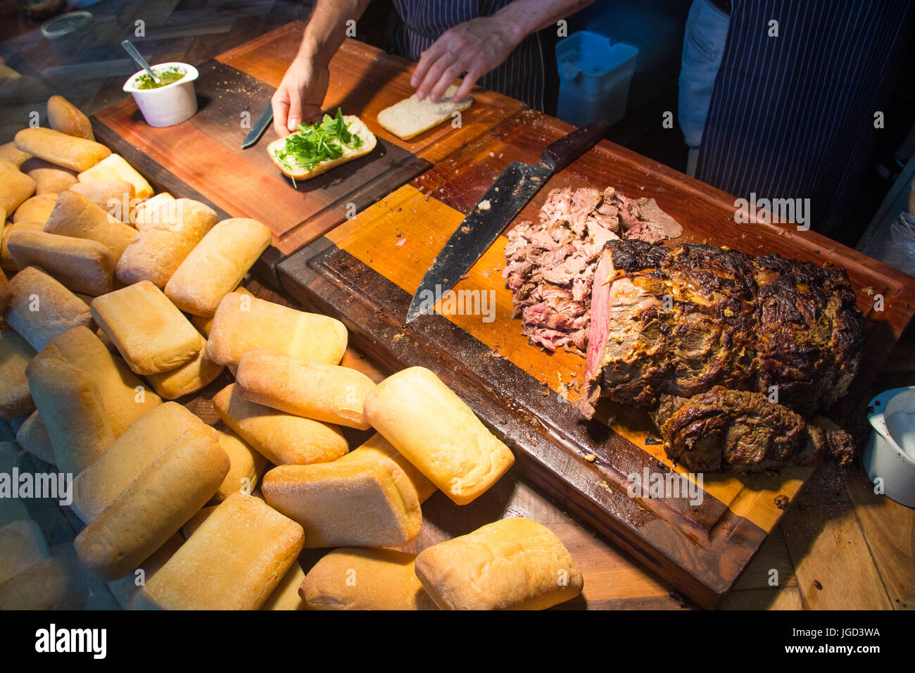 Prime Rib, Rucola und Knoblauch Mayo Sandwich in Fleisch und Brot Restaurant, Gastown, Vancouver, Kanada Stockfoto
