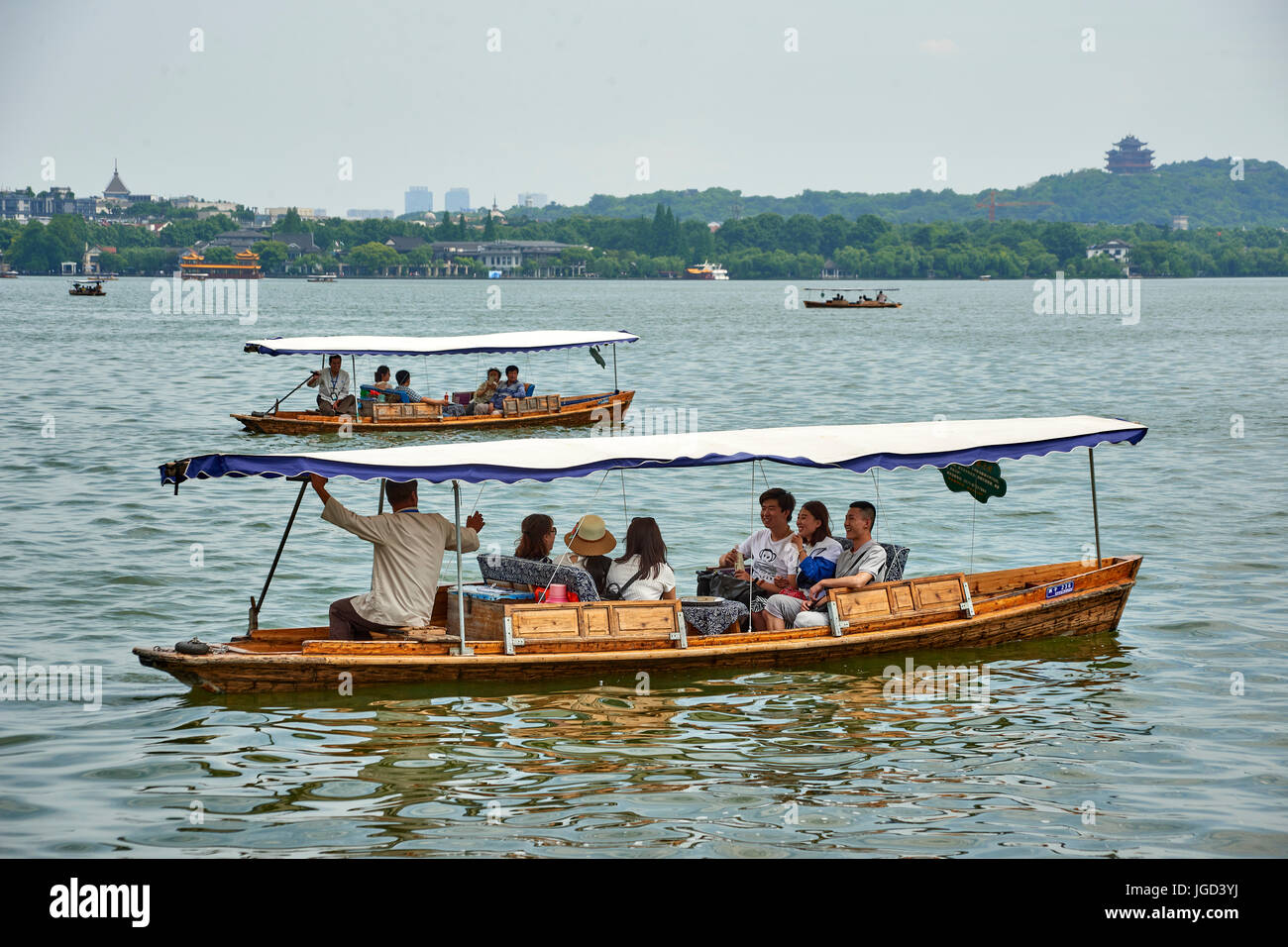 Nationalpark West Lake Hangzhou China, touristische Ausflugsboote für eine Tour auf dem See unterwegs Stockfoto