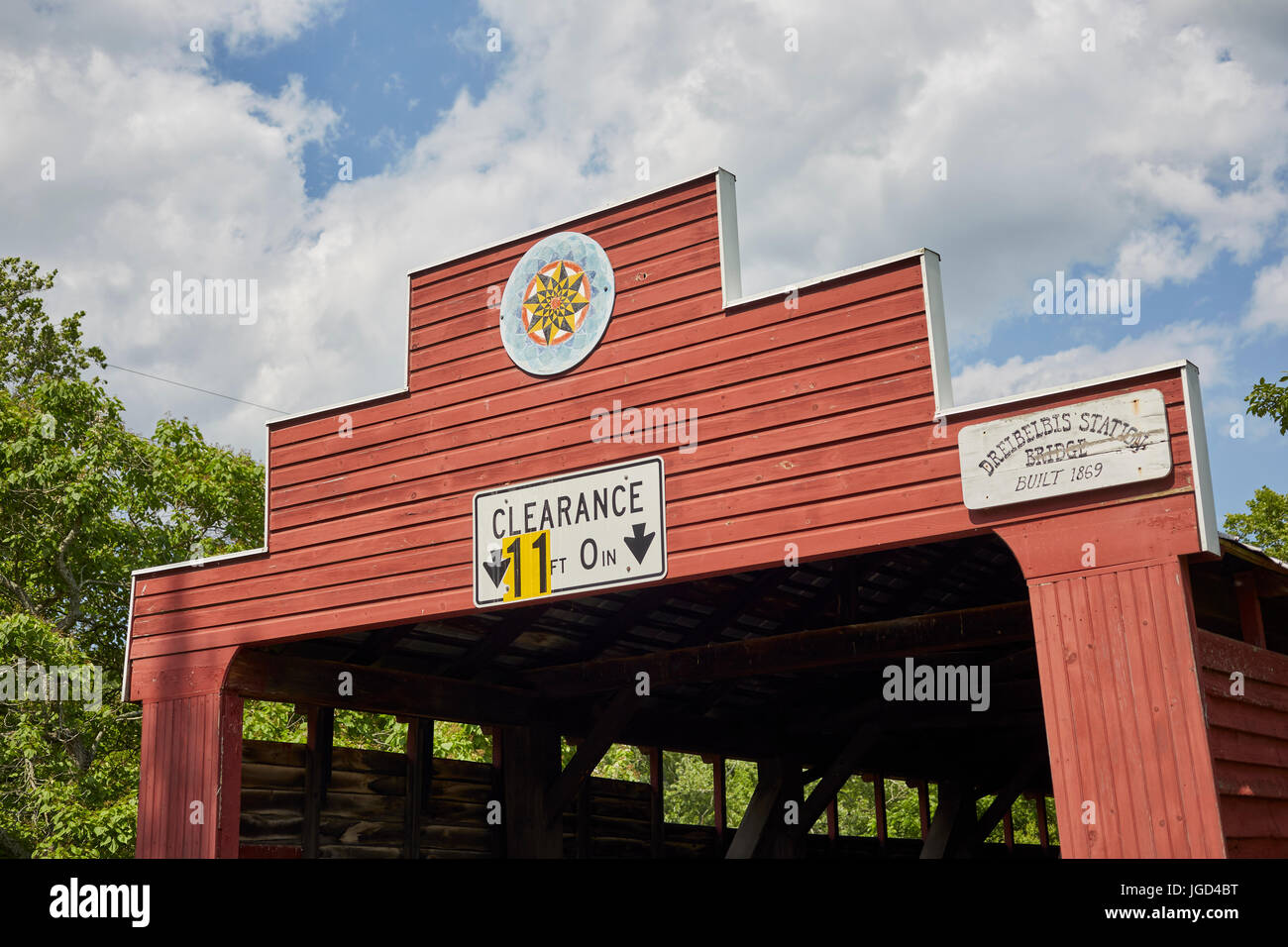 Dreibelbis Station Brücke, bedeckt ein Holz Fachwerkbrücke in Lenhartsville, Berks County, Pennsylvania, USA Stockfoto