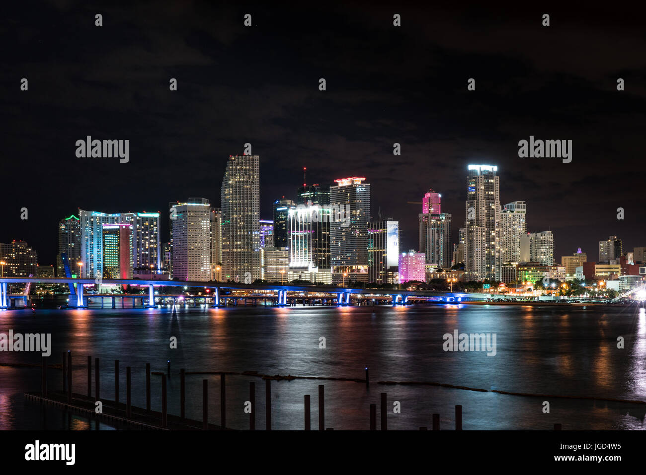 Skyline von Miami City-Nacht über Biscayne Bay Stockfoto