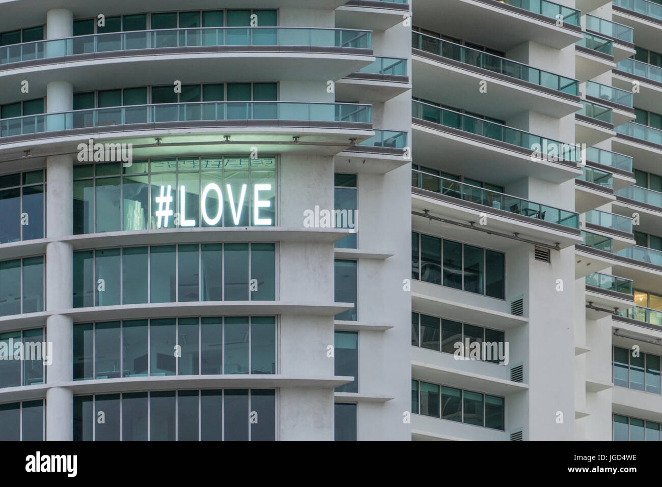 Gebäude-Fenster mit Hashtag Liebe Zeichen Stockfoto