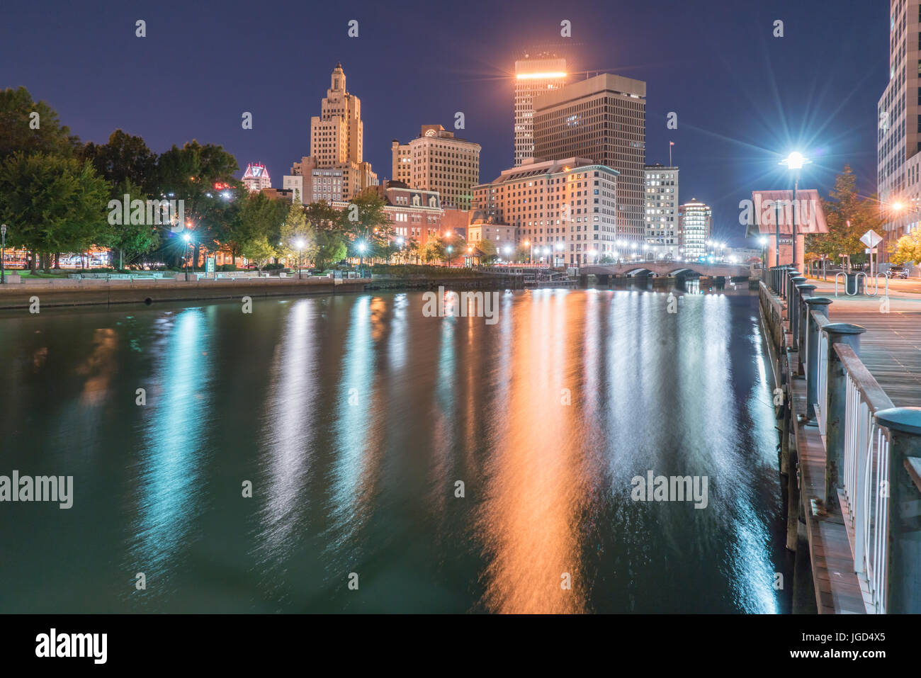 Providence, Rhode Island City Skyline bei Nacht entlang des Flusses Providence Stockfoto