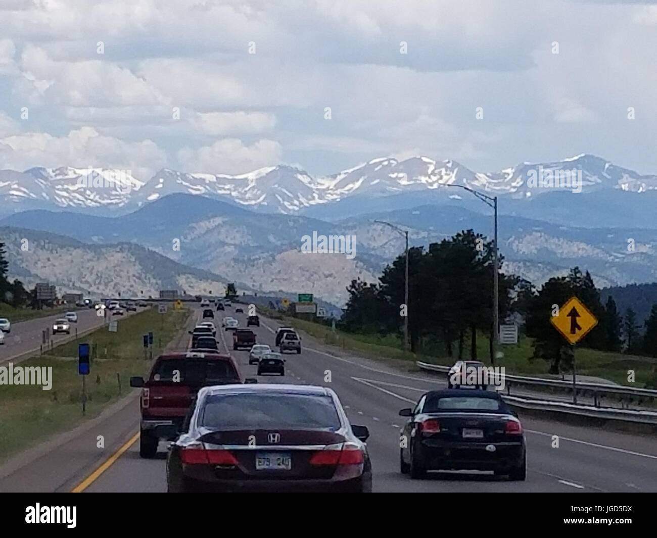 I-70 in Colorado mit Bergen im Hintergrund Stockfoto