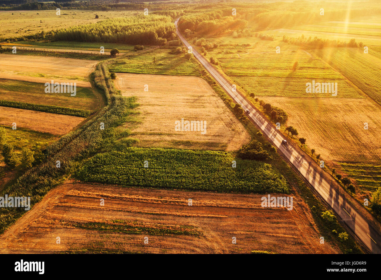 Schöne Luftaufnahme von Landschaft und kultivierten Feldern im Sonnenuntergang, Drohne Sicht Stockfoto