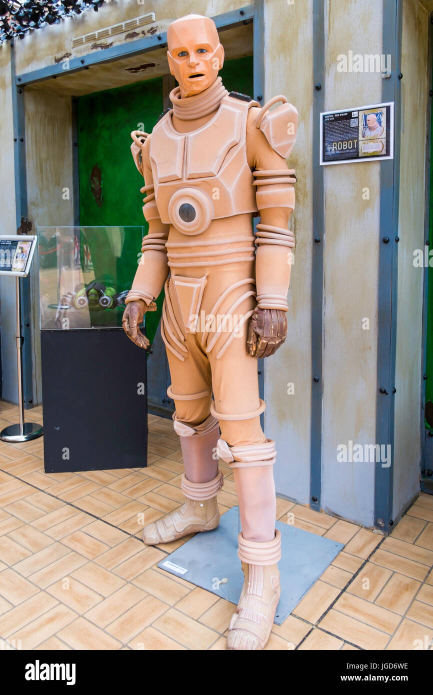 Ein Kryten Kostüm getragen von dem Schauspieler Robert Llewellyn in der BBC TV-Serie Red Dwarf in der Roboter-Ausstellung bei Kirkleatham Museum Redcar Cleveland U Stockfoto