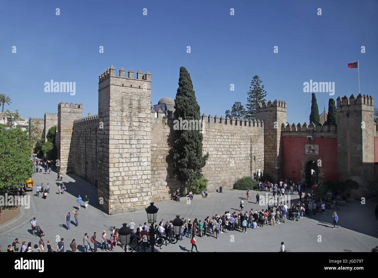 Menge an Real Alcazar Plaza del Triunfo Sevilla Andalusien Spanien Stockfoto