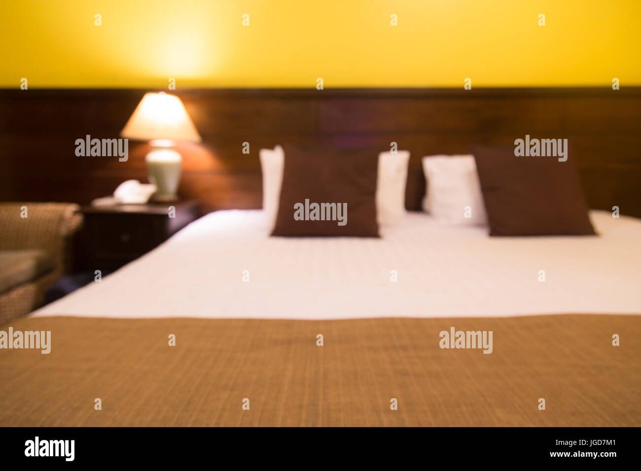 Abstrakte Unschärfe Bett in einem Hotelzimmer in der Nacht, Thailand. Stockfoto