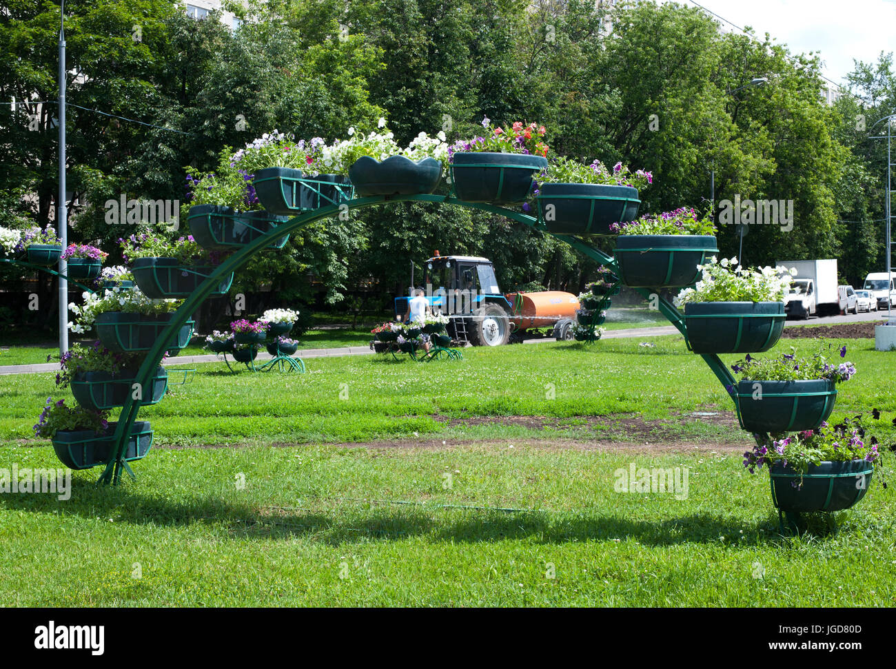 Moskau, Russland - June18, 2016. Wunderschöne Blumen auf der Straße in Moskau. Deko-Rasen auf eine Sommerzeit Stockfoto