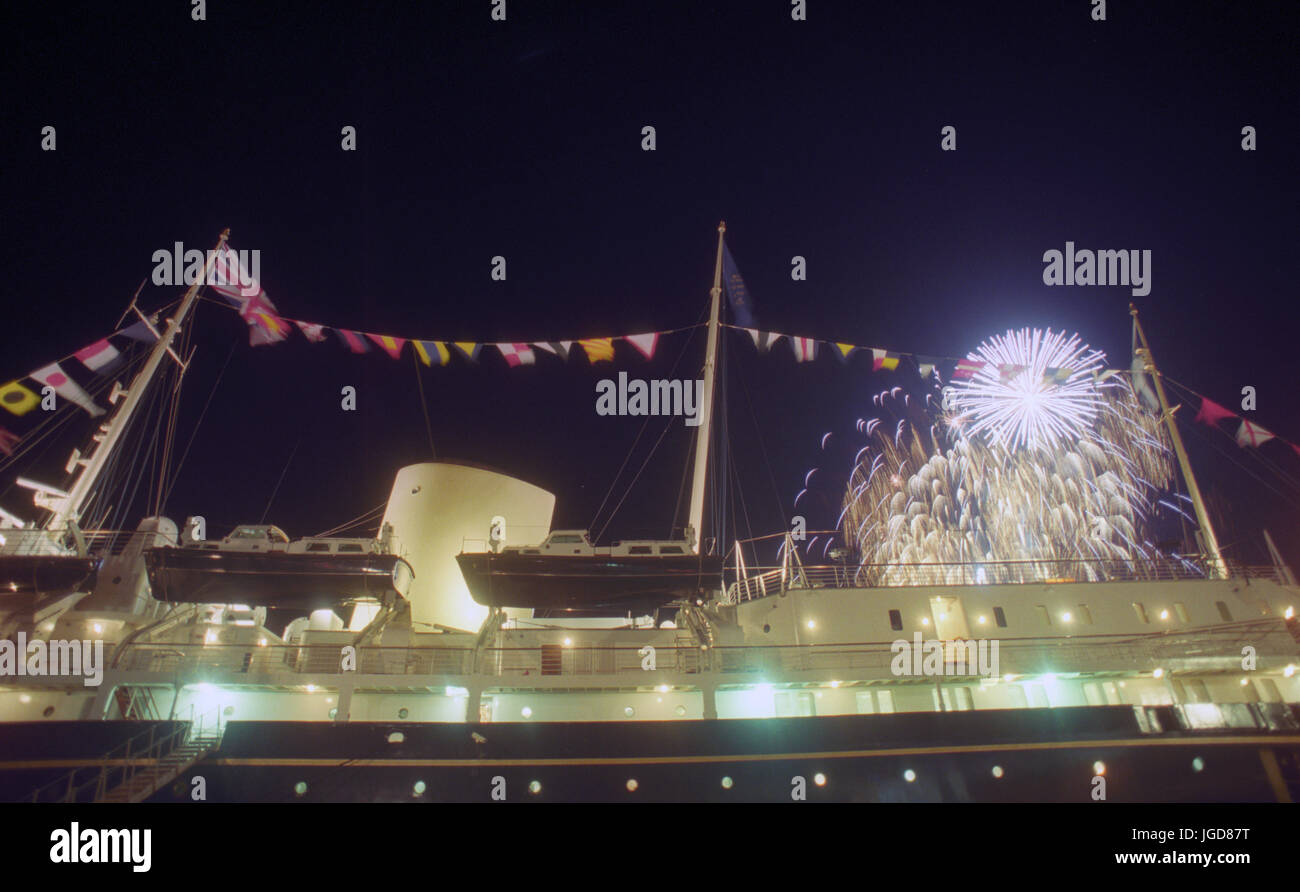 Gäste des Sir Tom Farmer Uhr ein Feuerwerk für die erste offizielle Veranstaltung an Bord die ehemalige Royal Yacht Britannia, anzeigen, die jetzt in Leigh Docks in Edinburgh vor Anker liegt. Stockfoto