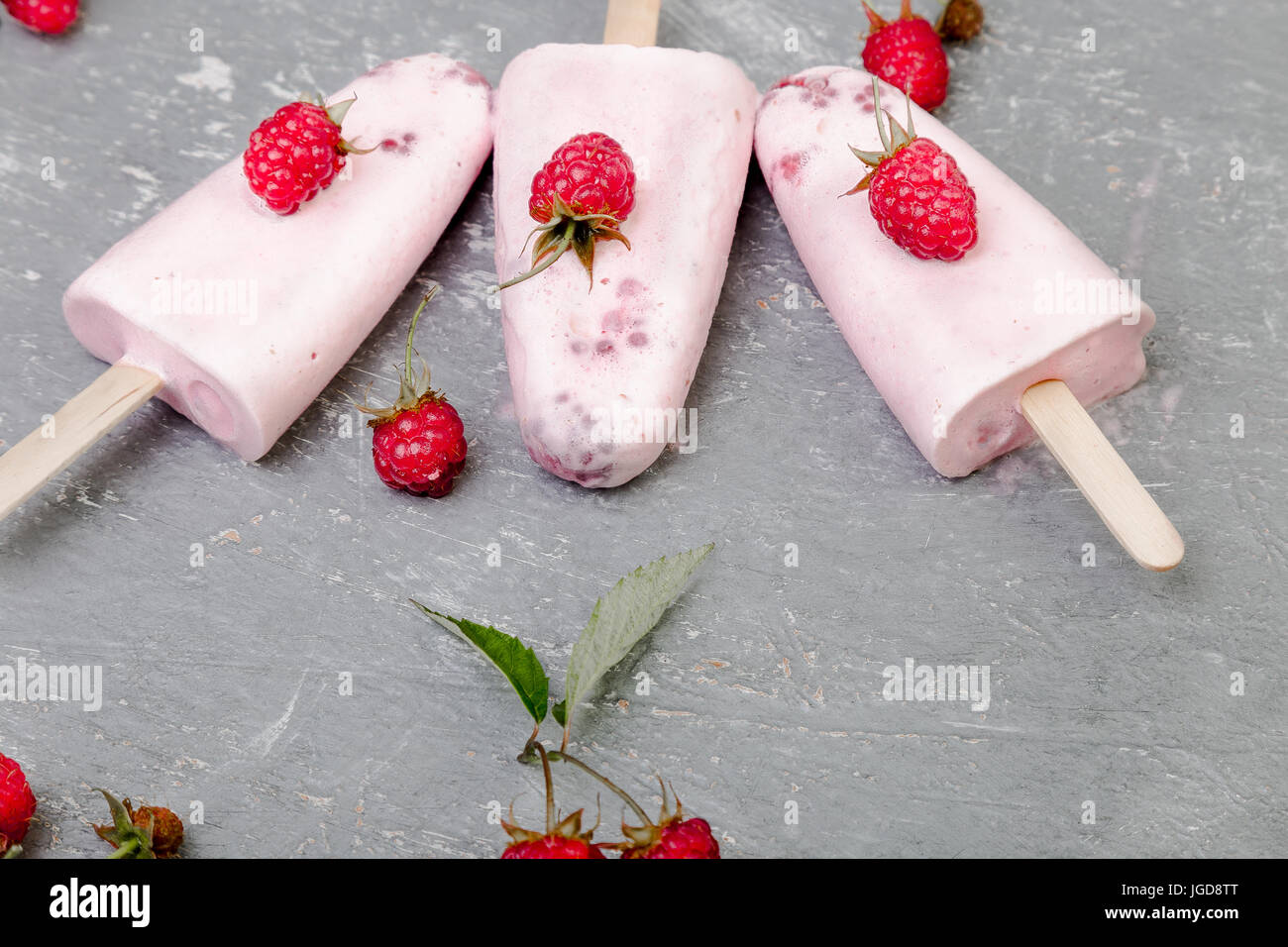 Rotes Eis Am Stiel Stockfotos und -bilder Kaufen - Alamy