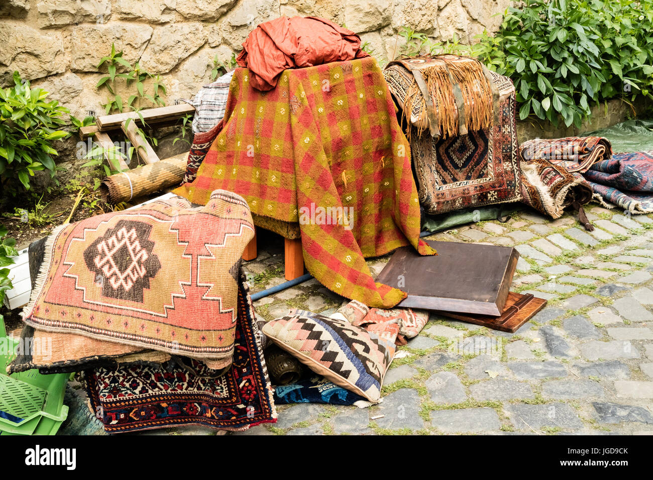 KORNELIMUENSTER, Deutschland, 18. Juni 2017 - alte Teppiche zum Verkauf auf dem historischen Kornelimuenster. Stockfoto